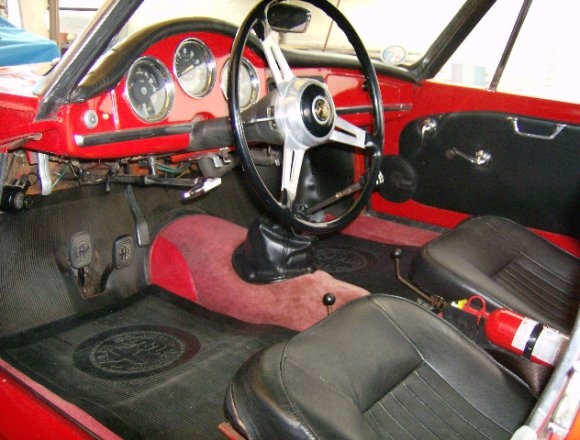 1965_Alfa_Romeo_Giulia_Spider_Veloce_Interior_1.jpg